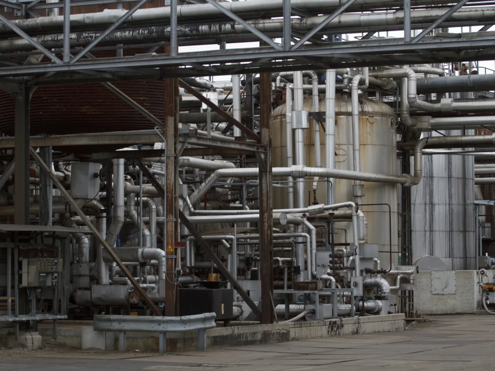 Combined desulfurization and denitrification process